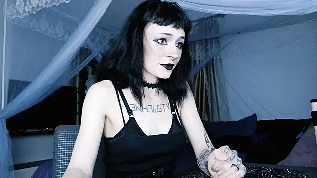 Snapshot of H3xD0ll chatting on 04.26.26 H3xD0ll online show from 04.26.26