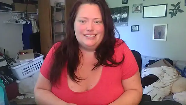 Snapshot of EmberVael chatting on 06.18.26 EmberVael online show from 06.18.26