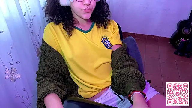 petitecurlybrunette online show from 06.12.26