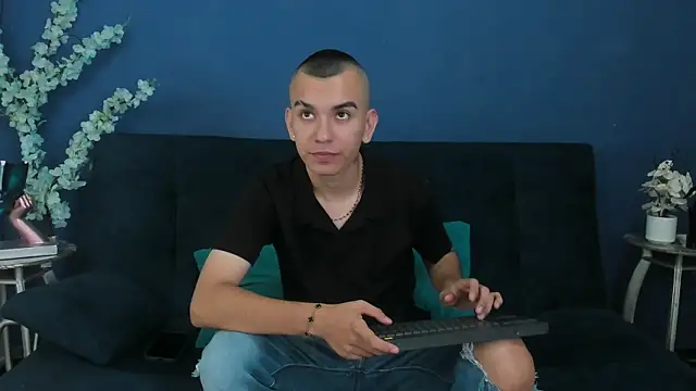 Snapshot of Rowan_Cley chatting on 07.19.26 Rowan Cley online show from 07.19.26
