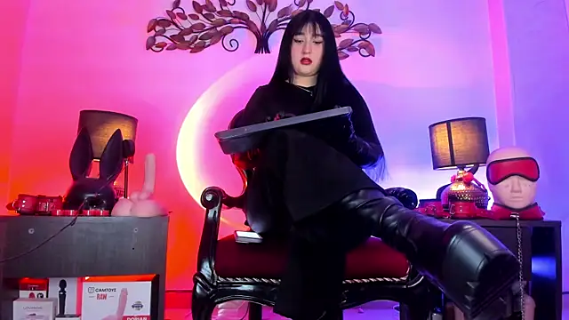 Madamedaphne  online show from 07.07.26