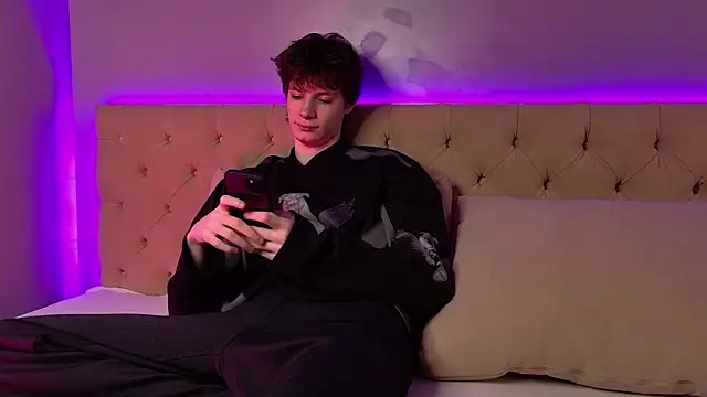 EdwardHogan online show from 04.15.26