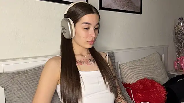 Snapshot of NoBurtenGirl chatting on 04.03.26 NoBurtenGirl online show from 04.03.26