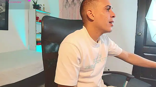 Snapshot of Axel__fierro chatting on 04.04.26 Axel fierro online show from 04.04.26