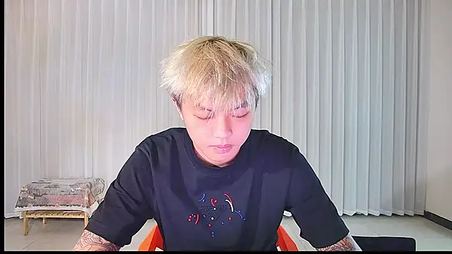 Snapshot of Zhuguli-001 chatting on 04.08.26 Zhuguli-001 online show from 04.08.26