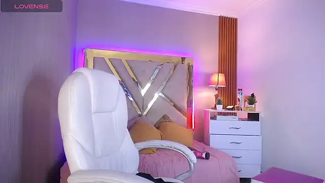 Snapshot of Ashley__Parker chatting on 04.08.26 Ashley Parker online show from 04.08.26