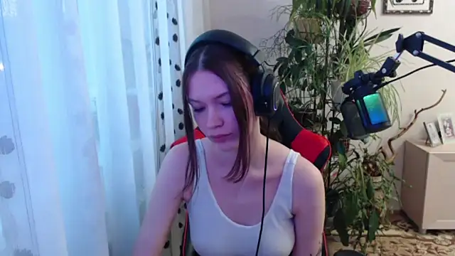 Snapshot of PunyKnee chatting on 04.20.26 PunyKnee online show from 04.20.26