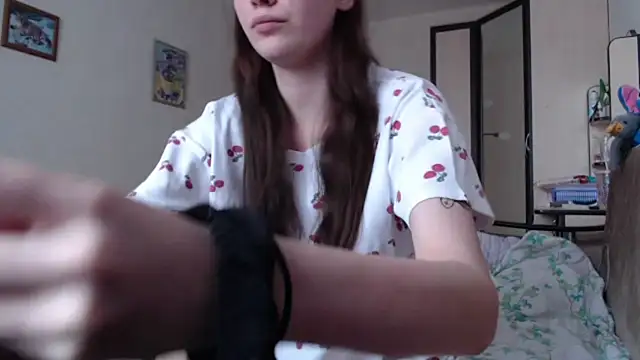 Snapshot of PunyKnee chatting on 04.22.26 PunyKnee online show from 04.22.26