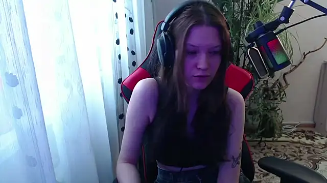 Snapshot of PunyKnee chatting on 04.28.26 PunyKnee online show from 04.28.26