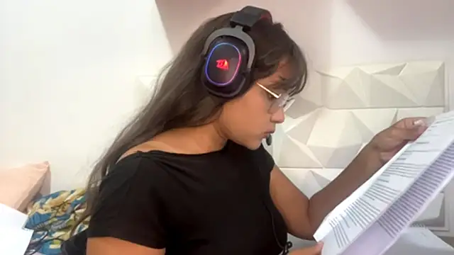 Snapshot of IsisValentine chatting on 04.14.26 IsisValentine online show from 04.14.26