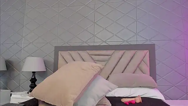 EvonnyMilk online show from 04.14.26