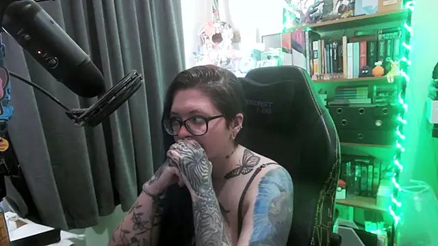 Snapshot of CaptivatedTate chatting on 04.09.26 CaptivatedTate online show from 04.09.26