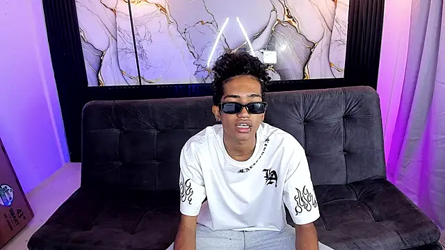 Snapshot of triiangel_latinboy chatting on 06.11.26 triiangel latinboy online show from 06.11.26