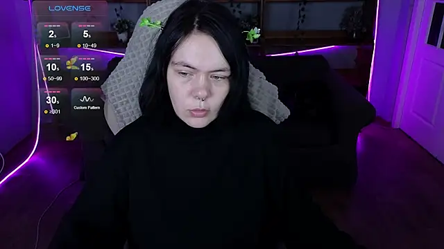 Snapshot of QwertyAnnie_Lbo chatting on 04.22.26 QwertyAnnie Lbo online show from 04.22.26