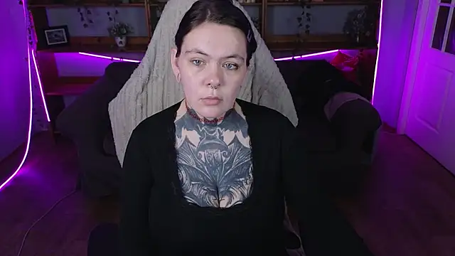 Snapshot of QwertyAnnie_Lbo chatting on 04.27.26 QwertyAnnie Lbo online show from 04.27.26