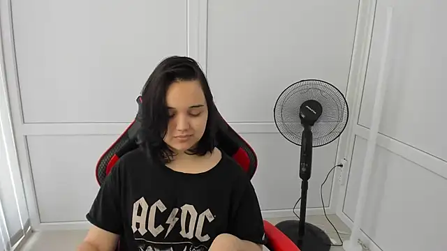 Snapshot of Caroline_cutte chatting on 06.18.26 Caroline cutte online show from 06.18.26