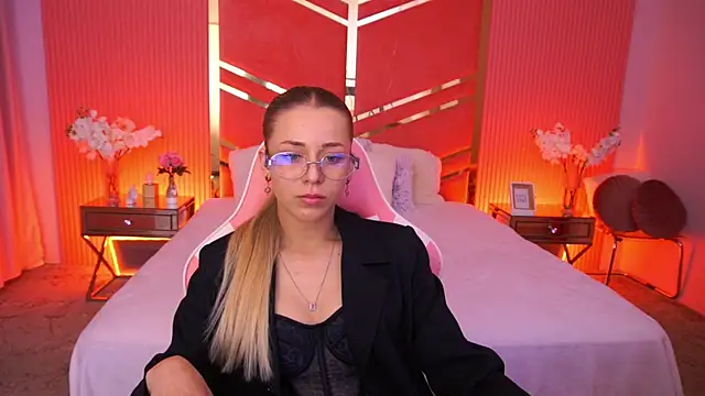 Snapshot of DoveLovee chatting on 05.19.26 DoveLovee online show from 05.19.26