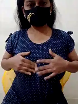 Snapshot of black-woman chatting on 04.10.26 black-woman online show from 04.10.26