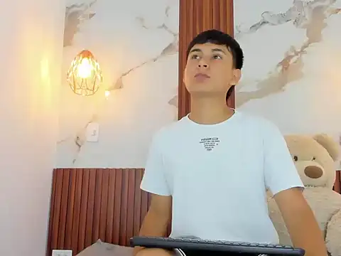 Snapshot of SantiagoCool chatting on 04.17.26 SantiagoCool online show from 04.17.26