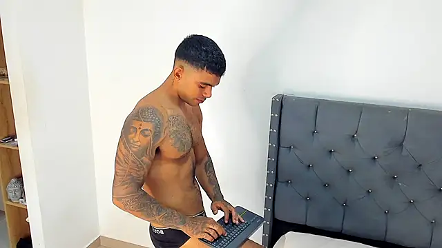 Snapshot of Andrewadamsx chatting on 04.13.26 Andrewadamsx online show from 04.13.26