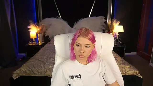 Snapshot of PinkyTrix chatting on 07.14.26 PinkyTrix online show from 07.14.26