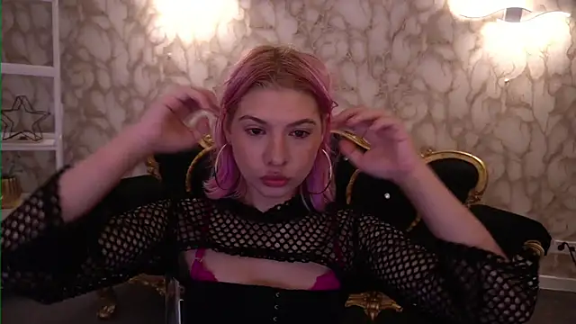Snapshot of PinkyTrix chatting on 07.19.26 PinkyTrix online show from 07.19.26