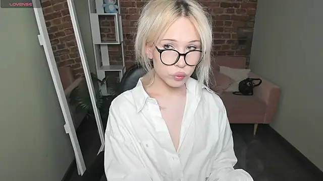Snapshot of kristydollx chatting on 04.21.26 kristydollx online show from 04.21.26