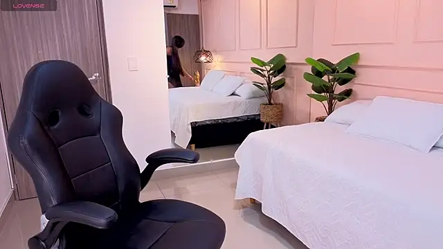 OLIVIA GARCIA   online show from 04.17.26