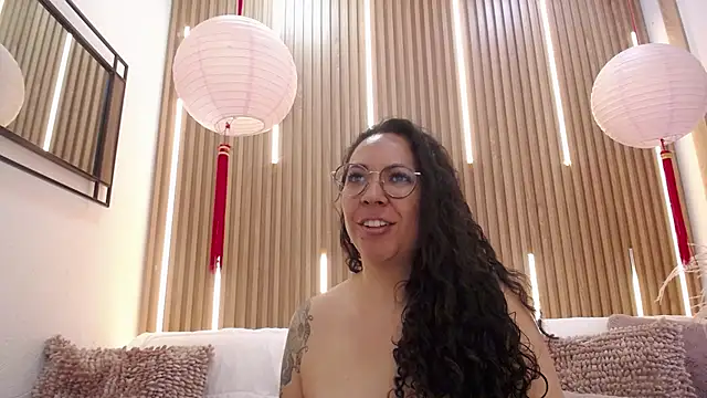 Snapshot of Velvet_Curly chatting on 05.28.26 Velvet Curly online show from 05.28.26
