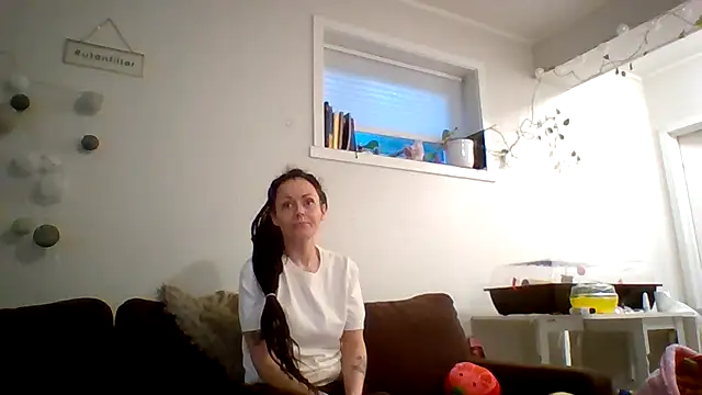 Snapshot of shyhornymommy chatting on 07.11.26 shyhornymommy online show from 07.11.26