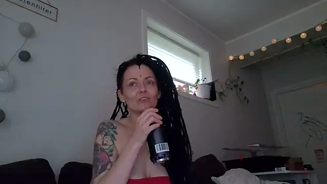 Snapshot of shyhornymommy chatting on 07.14.26 shyhornymommy online show from 07.14.26