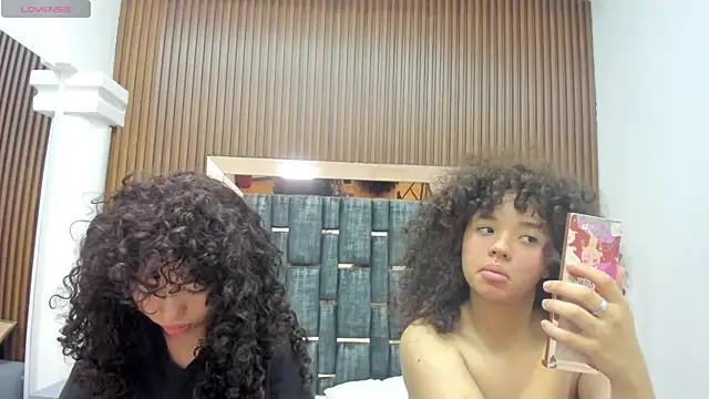 Snapshot of Chloe_and_Violeta chatting on 05.02.26 Chloe and Violeta online show from 05.02.26