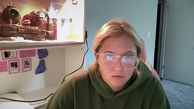 Snapshot of MUSCLEMOMMY1365 chatting on 05.23.26 MUSCLEMOMMY1365 online show from 05.23.26