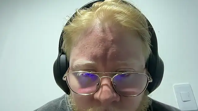 Snapshot of lucas_mike chatting on 04.14.26 lucas mike online show from 04.14.26