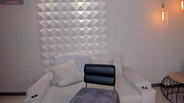 Snapshot of PaulineSanz chatting on 06.15.26 PaulineSanz online show from 06.15.26