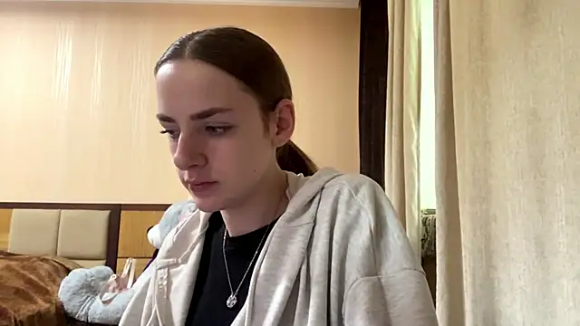 Snapshot of selianderol chatting on 06.19.26 selianderol online show from 06.19.26