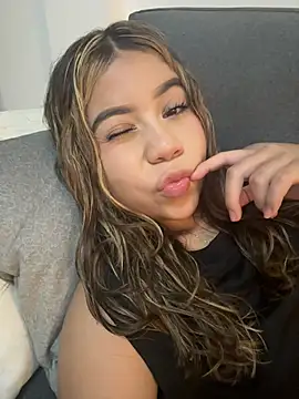 Snapshot of M1la_18 chatting on 06.25.26 M1la 18 online show from 06.25.26