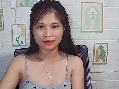 Snapshot of -Lucie-e chatting on 05.17.26 -Lucie-e online show from 05.17.26