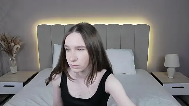 Snapshot of MarliinNova chatting on 04.26.26 MarliinNova online show from 04.26.26