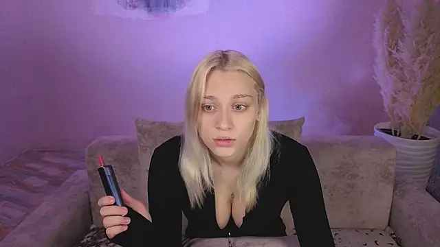 Snapshot of KaraLiin chatting on 05.29.26 KaraLiin online show from 05.29.26