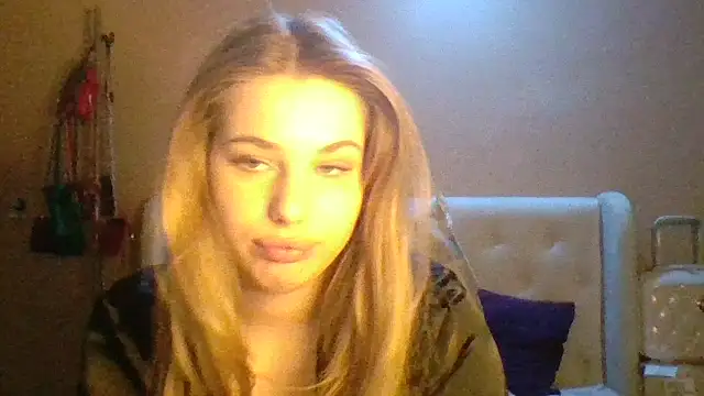 Snapshot of MayaLive18 chatting on 05.19.26 MayaLive18 online show from 05.19.26