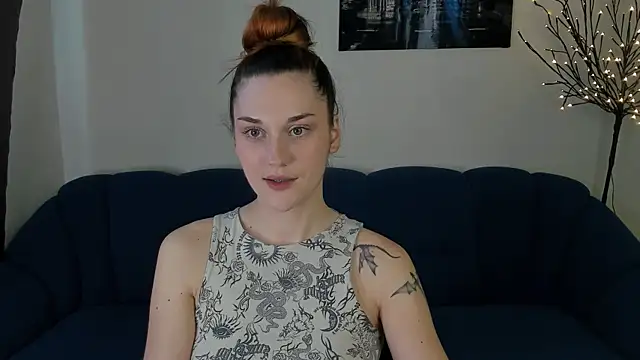 Snapshot of elani_lune chatting on 06.20.26 elani lune online show from 06.20.26
