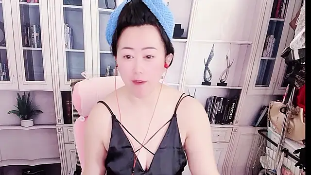 Snapshot of LXU9 chatting on 05.13.26 LXU9 online show from 05.13.26