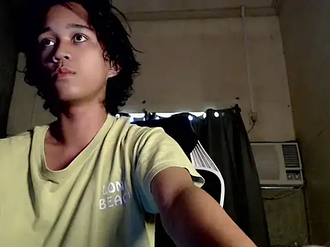 Snapshot of urnaughty_paul chatting on 06.19.26 urnaughty paul online show from 06.19.26