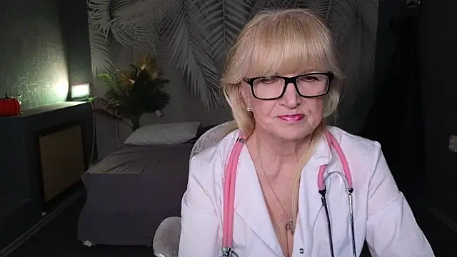 Snapshot of Dr_Mireille chatting on 05.08.26 Dr Mireille online show from 05.08.26