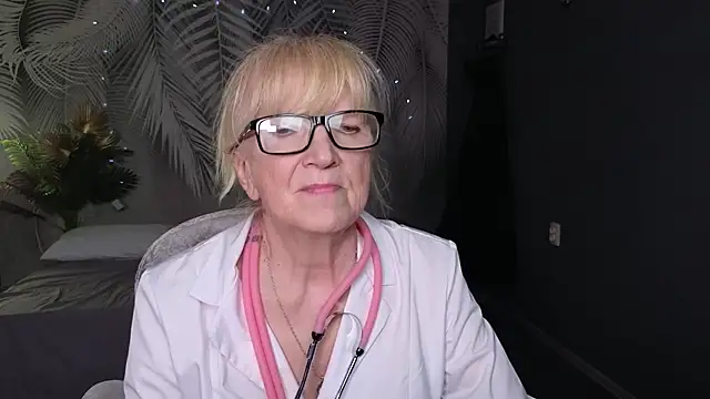 Snapshot of Dr_Mireille chatting on 05.16.26 Dr Mireille online show from 05.16.26