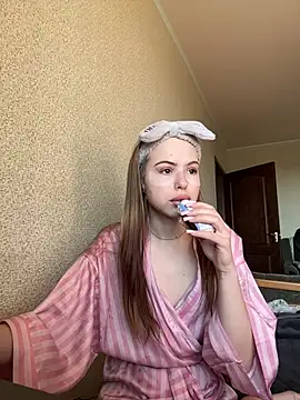 Snapshot of LOLAskk chatting on 07.17.26 LOLAskk online show from 07.17.26