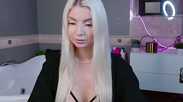 Snapshot of BellaMurre chatting on 05.19.26 BellaMurre online show from 05.19.26