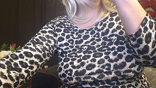 Snapshot of Divineblond chatting on 02.03.25 Divineblond online show from 02.03.25