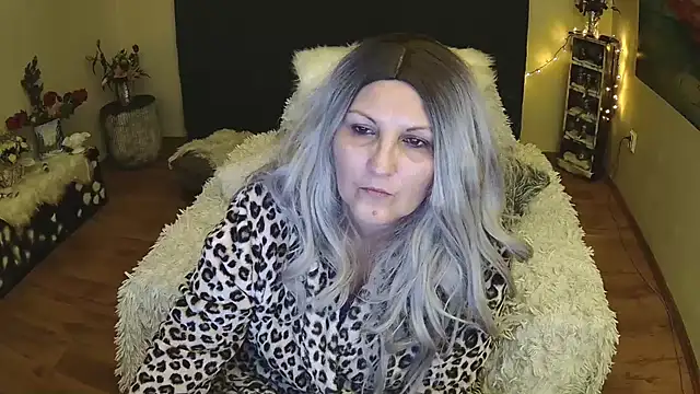 Snapshot of Divineblond chatting on 02.06.25 Divineblond online show from 02.06.25